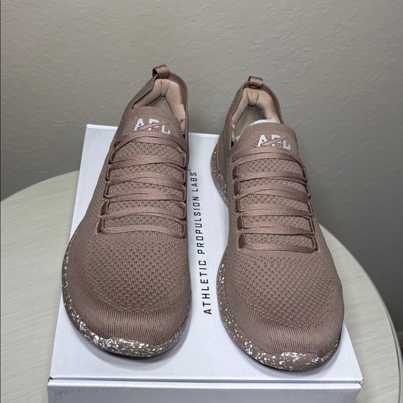 APL TechLoom Breeze men’s Knit Sneakers in Almond/Clay/Speckle. NIBox Size 11M main image 9